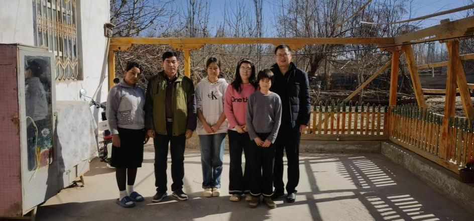 寒冬家访暖人心，同心聚力筑根基——足球巴巴
开展2026年寒假“新师・石榴情”家访活动