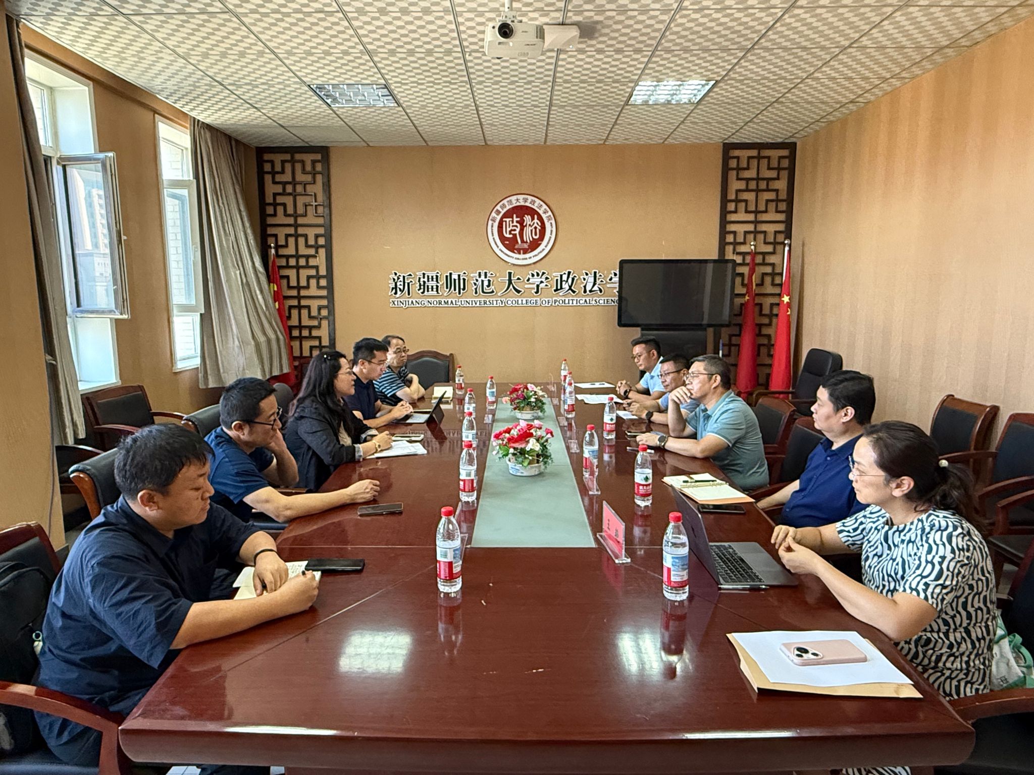 JRS体育
专家团来足球巴巴
调研 共商“一带一路”建设与边疆治理合作